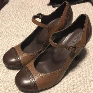 Two toned brown heels